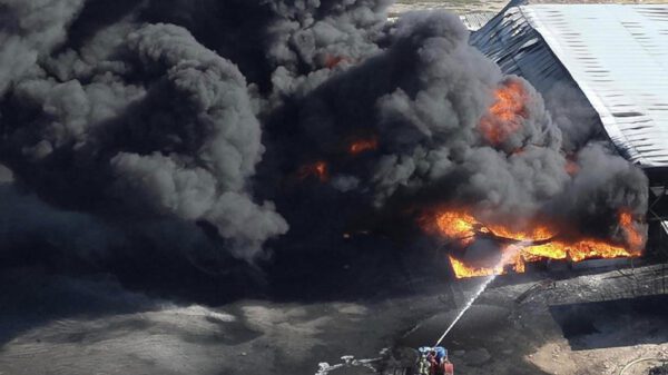 Movilización de bomberos y protección civil por incendio de bodega en Querétaro