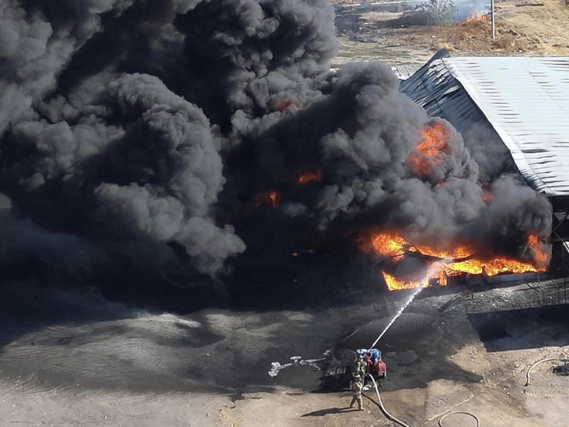 Movilización de bomberos y protección civil por incendio de bodega en Querétaro