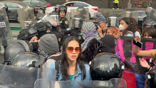 Policía retira del Eje Central a feministas que pedían justicia por presunto abuso sexual