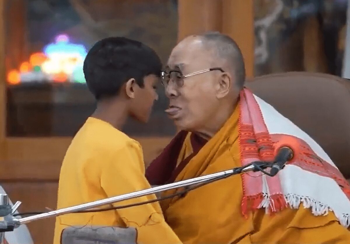 Dalai Lama ofrece disculpa tras besar a un niño en la boca
