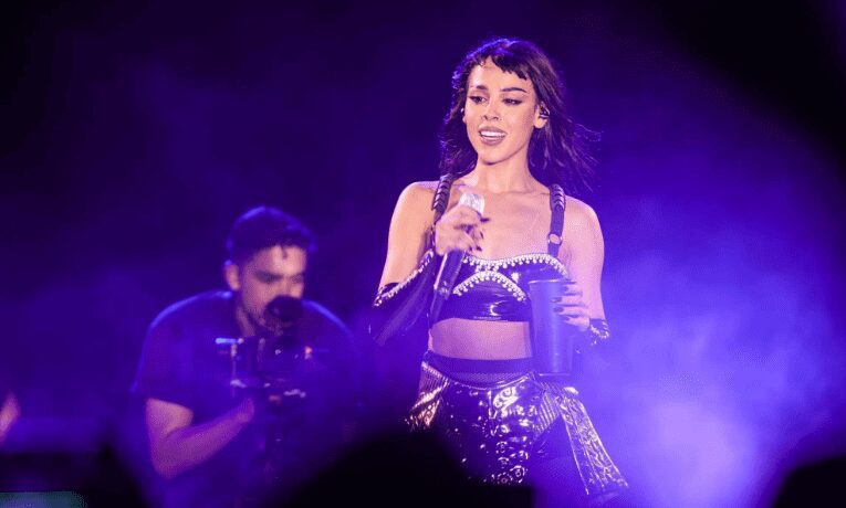 Danna Paola lleva en su bolsa cigarros de marihuana