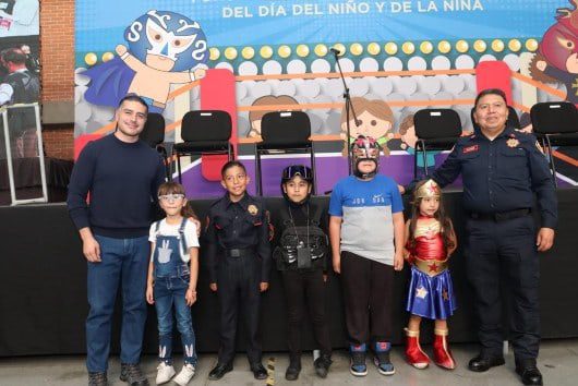 Policías de la CDMX celebran el Día del Niño con lucha libre