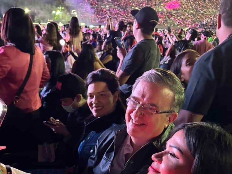 Marcelo Ebrard acude a concierto de Blackpink y se vuelve un Blink