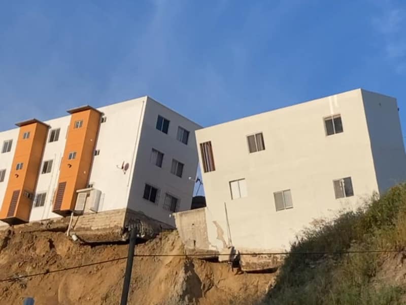A punto de caer dos edificios en Tijuana
