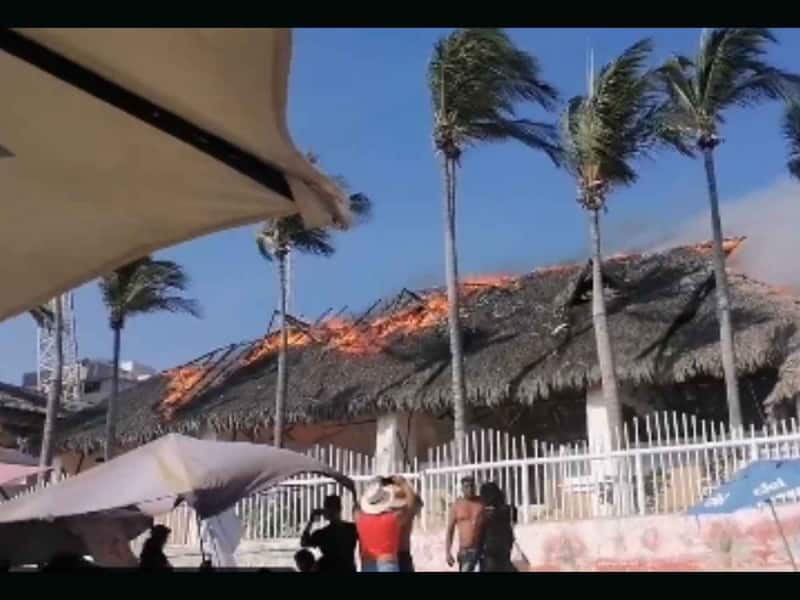 En plenas vacaciones, se incendia El Rollo en Acapulco