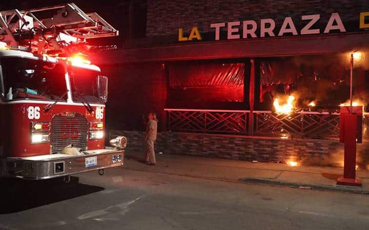 En estos momentos en Mexicali, Baja California, se incendia el bar “Shots”