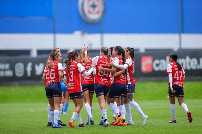 Golazo de Alicia Cervantes abre el marcador Chivas-Cruz Azul