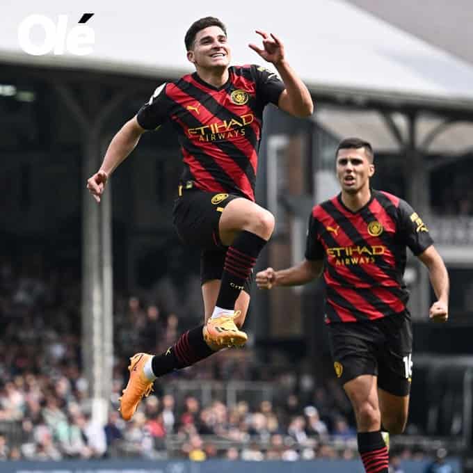 Manchester City llega al liderato de la Premier League con potente gol de Julián Álvarez