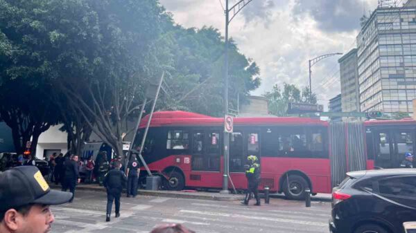 Choca de metrobús en la CDMX, deja 20 lesionados