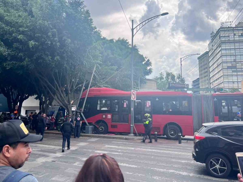 Choca de metrobús en la CDMX, deja 20 lesionados