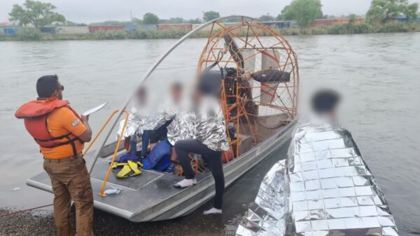 Elementos del Instituto Nacional de Migración rescatan a migrante embarazada en el Río Bravo