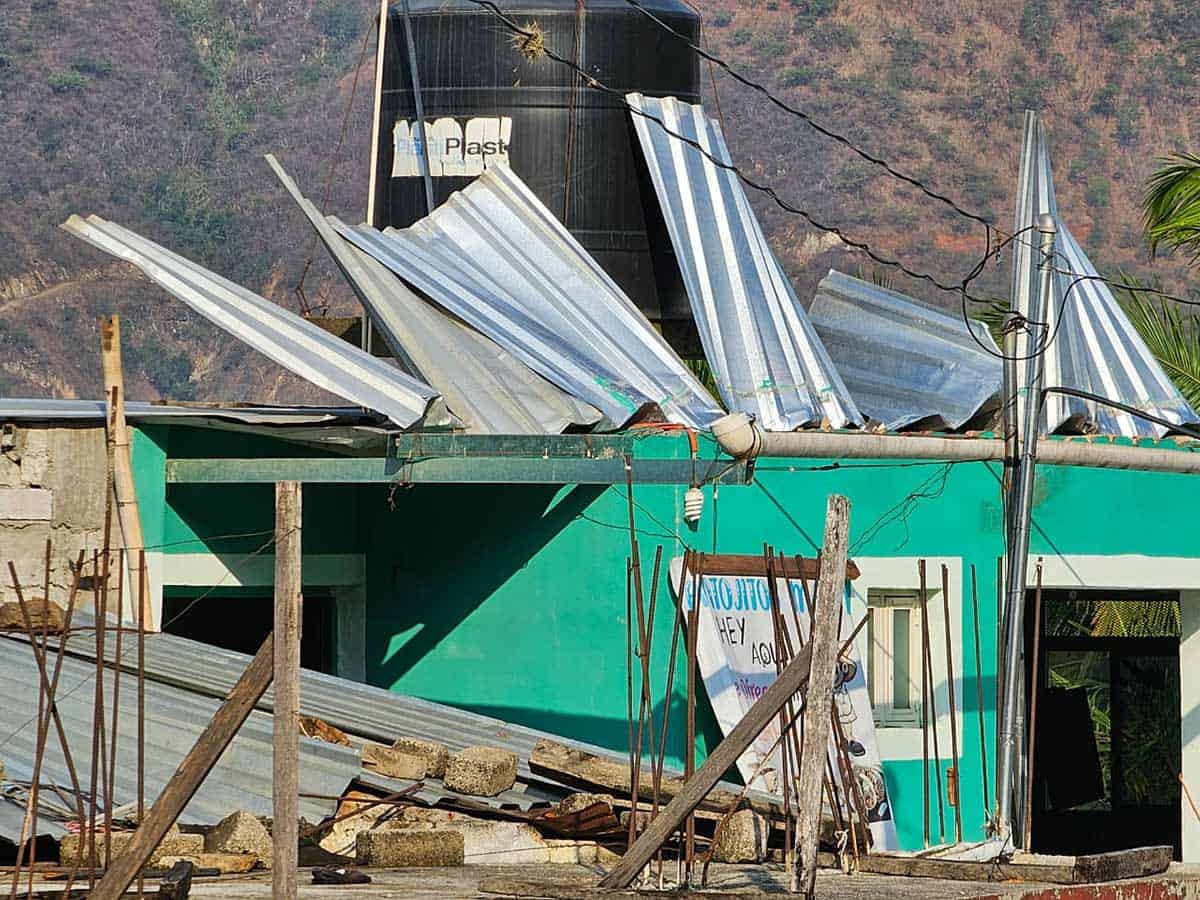 Una tormenta con viento y granizo deja sin techo a algunas viviendas en Oaxaca