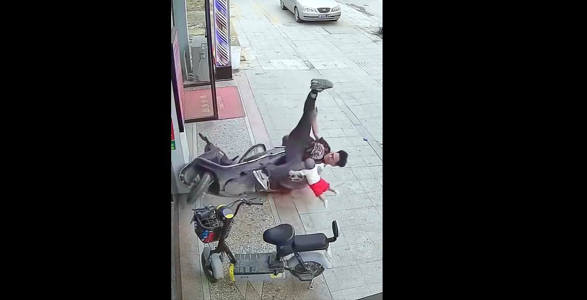 ¡Con malabares!, padre protege a su bebé de fuerte caída