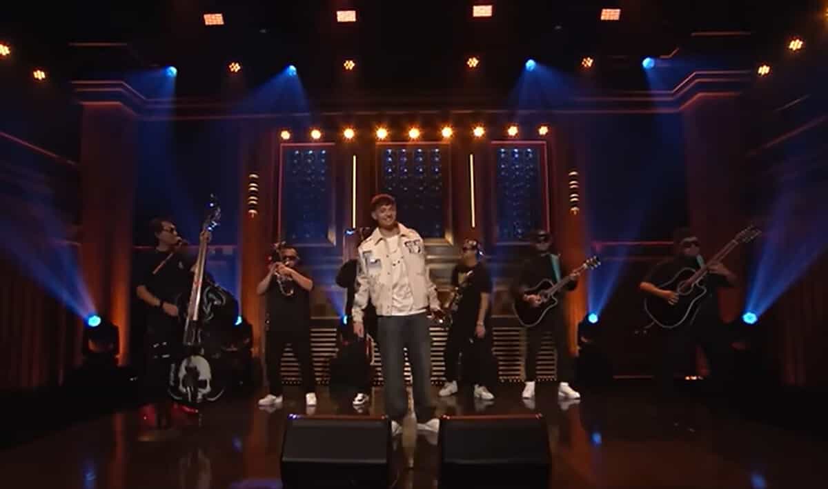 Peso Pluma llega a The Tonight Show de Jimmy Fallon con “Ella Baila Sola”