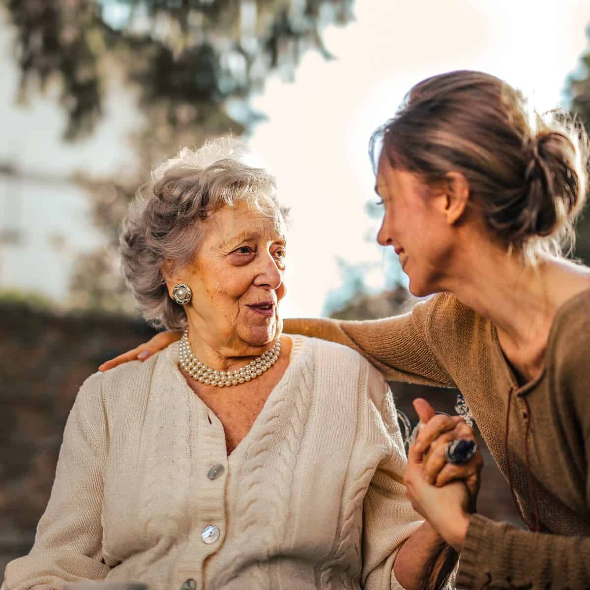 ¡Anciana le roba tarjeta a su amiga y la deja muy endeudada!