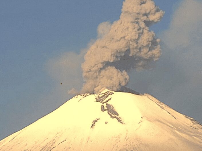 Caída de ceniza del Popocatépetl, provoca suspensión de operaciones del Aeropuerto de Puebla