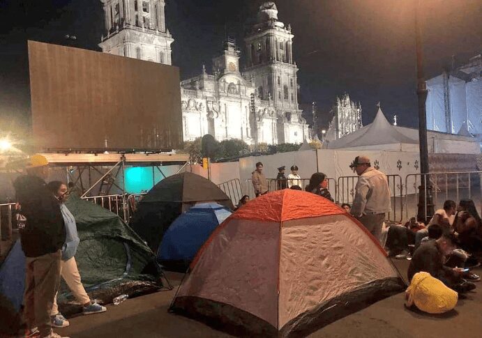 Fans de Rosalía duermen en la calle para ser los primeros en entrar al concierto que dará esta noche en la plancha del Zócalo