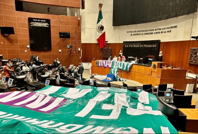 Continúa tomada la tribuna por la oposición en el Senado de la República