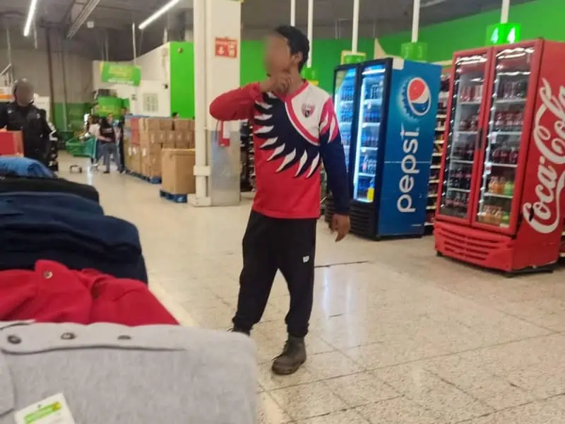 Un joven amenaza con suicidarse con un cuchillo en un centro comercial de Pachuca