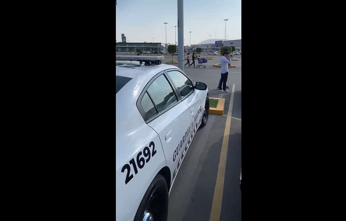 Agentes de la Guardia Nacional irresponsables; dejan arma larga dentro de patrulla estacionada en centro comercial