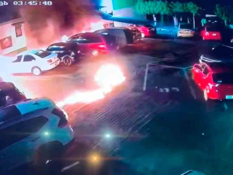  Encapuchados incendian 6 vehículos en Morelia