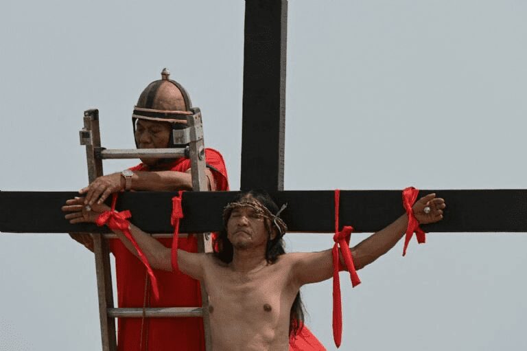 Viacrucis extremo en Filipinas, donde la crucifixión es real