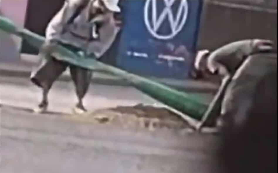 ¡Justicia divina! por intentar robarse un poste, hombre es arrollado por un carro en SLP