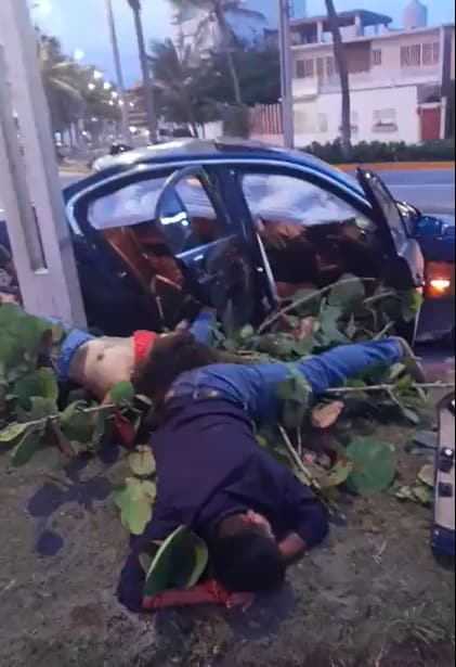 Jóvenes ebrios estampan su vehículo contra un poste; uno de ellos murió