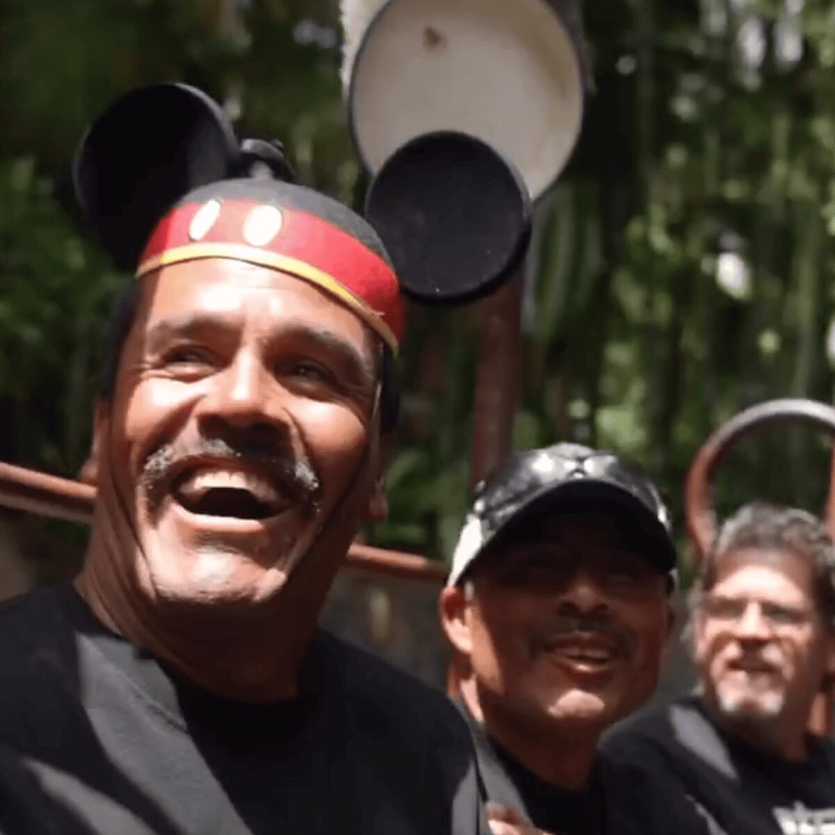 Influencer lleva de paseo a Disneylandia a tres hombres en búsqueda de trabajo