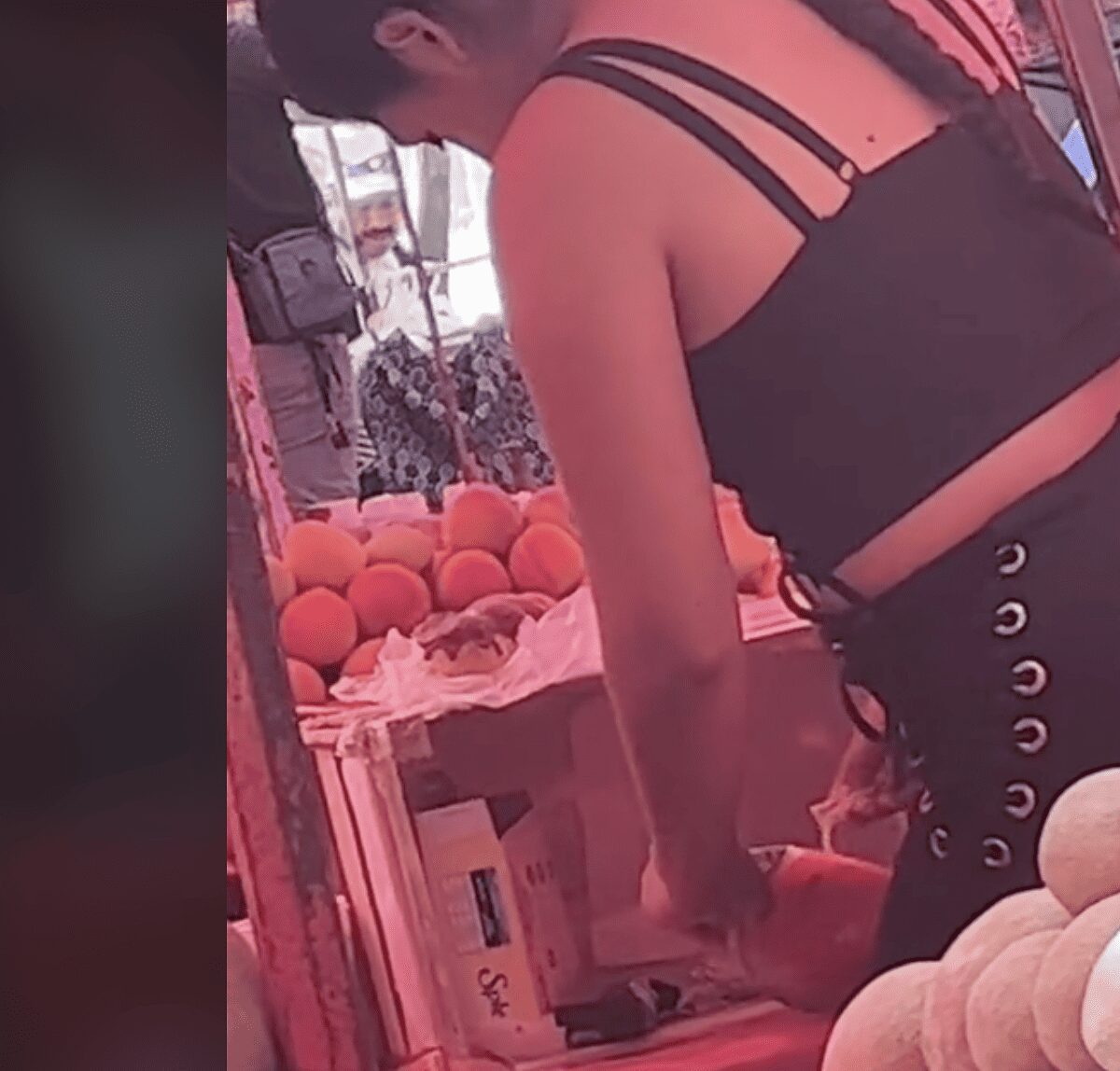 Vendedora del tianguis le pone azúcar a la fruta, ¿engaño o práctica común?