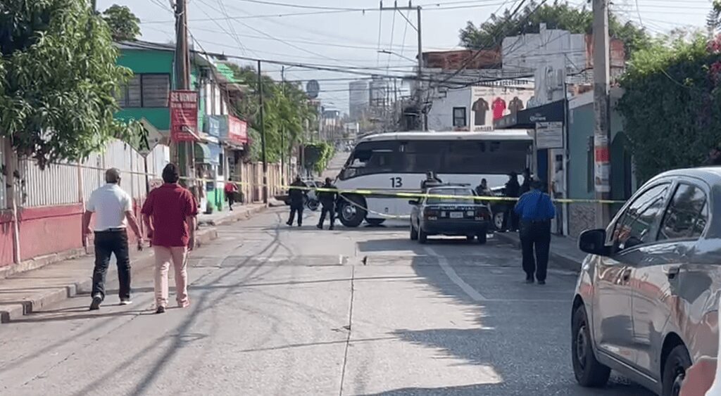 Chofer de transporte público atropella a abuelita en Jiutepec