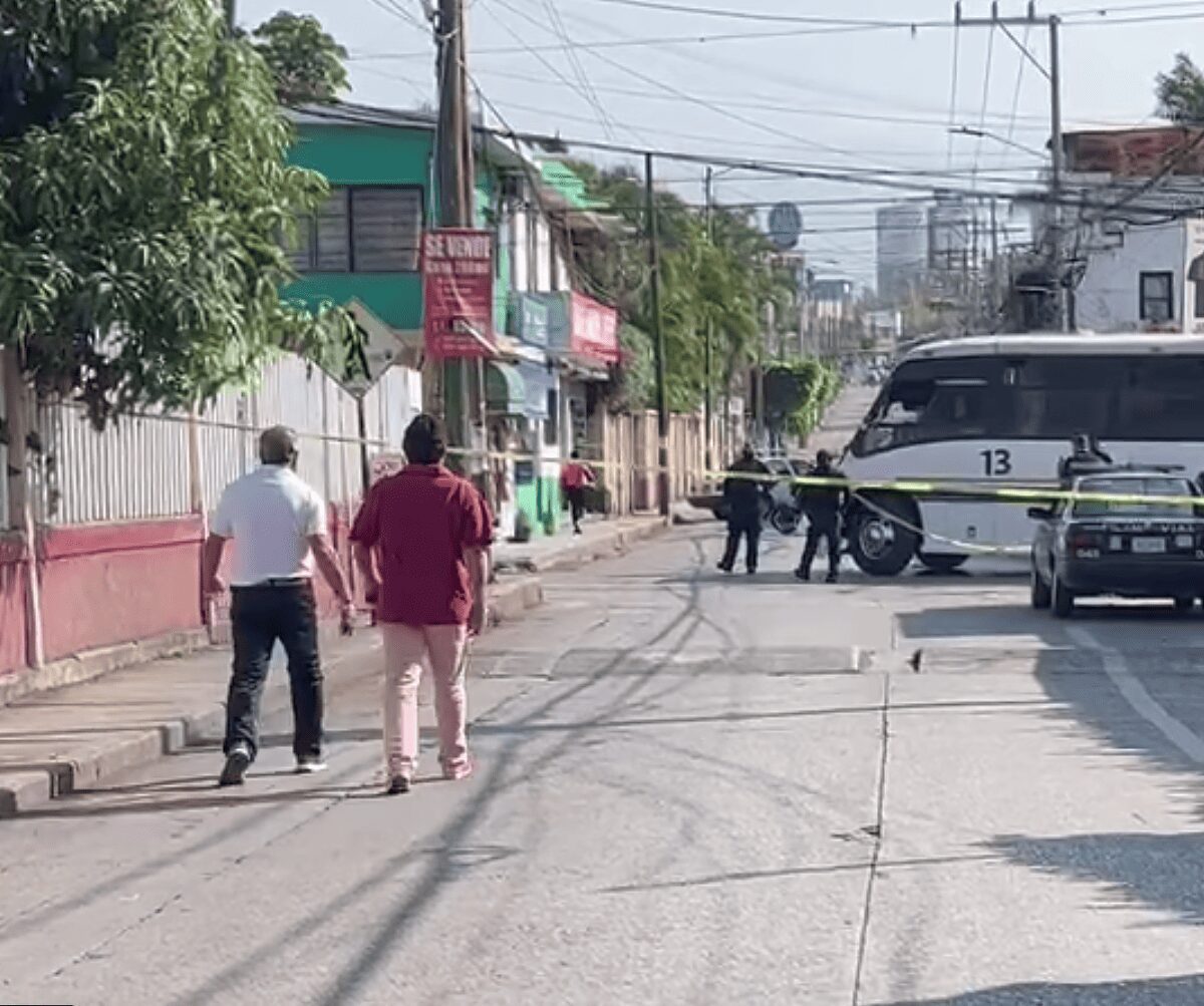 Chofer de transporte público atropella a abuelita en Jiutepec