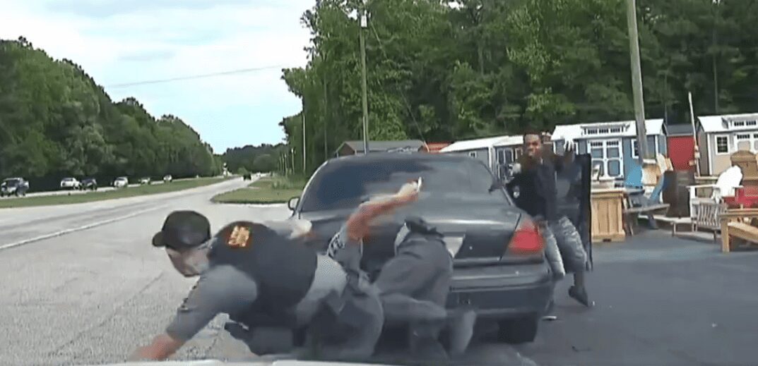 ¡Pura adrenalina!, la reacción inmediata de dos policías que reaccionan ante su atacante