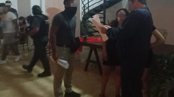 En Cancún detienen a extranjera a organizadora de fiestas clandestinas