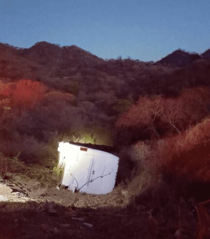Cae a barranco camión con niños futbolistas, hay 1 muerto