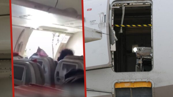 Una persona abre puerta de avión en el aire