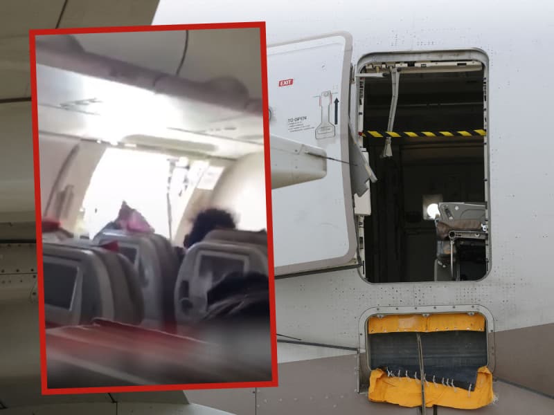 Una persona abre puerta de avión en el aire