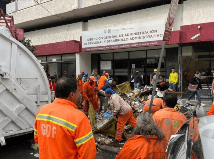 Trabajadores de limpia de la Cuauhtémoc tiran basura para exigir pagos atrasados