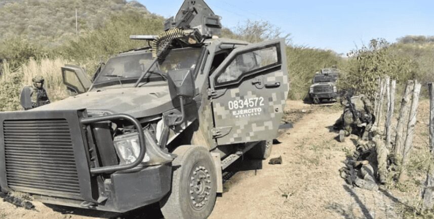 Conoce cómo viven los soldados un enfrentamiento contra Sicarios dentro de uno de los Sandcat blindados