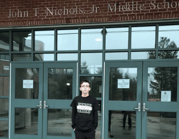 Padres demandan a escuela por censurar a su hijo al usar una playera con la leyenda “solo hay 2 géneros”