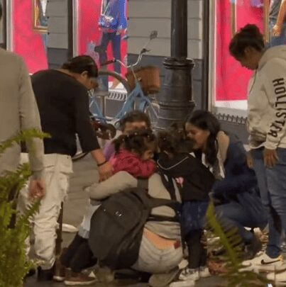 Grupo de policías agrede a vendedora de churros frente a sus hijas pequeñas