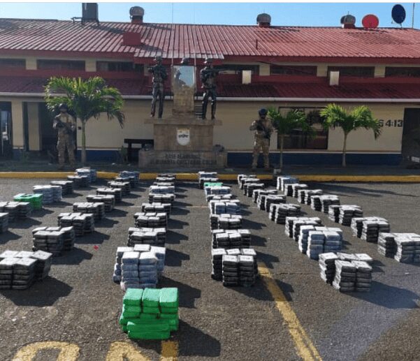 Semar asegura 2 toneladas de cocaína, hay 12 detenidos