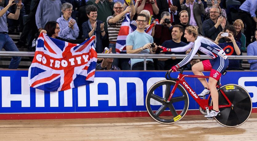 Ciclistas transgéneros tienen prohibido participar en pruebas femeninas