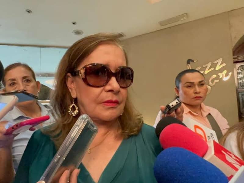 Para combatir el estrés, la fiscal de Sinaloa y sus funcionarios toman clases de Yoga en su lugar de trabajo