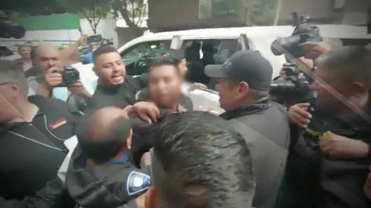 Entre zapes y abucheos es increpado hombre que aventó a perrito en aceite hirviendo a la salida de la Fiscalía de la CDMX