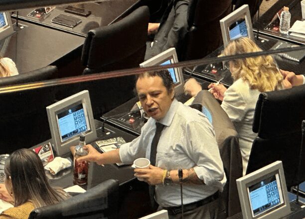 Diputado de Morena es captado bebiendo alcohol en sesión en la Cámara