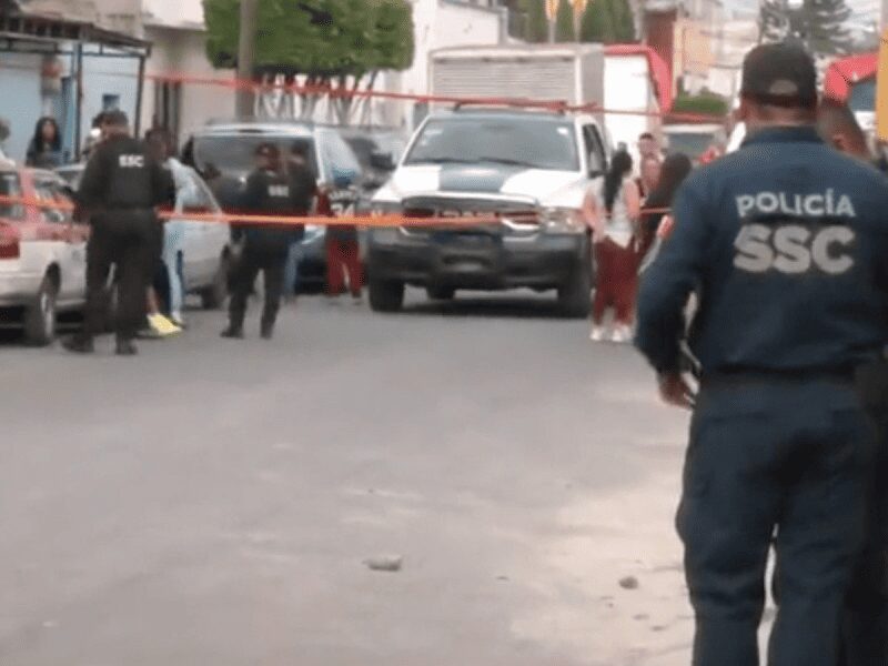 Hombres armados disparan a personas en tianguis de Iztapalapa; hay 2 muertos
