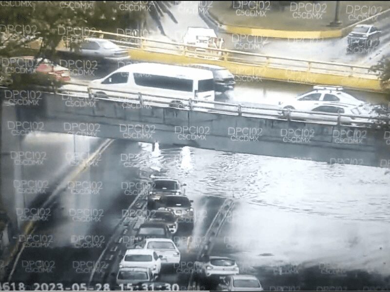 En CDMX piden conducir con precaución; fuertes lluvias dejaron encharcamientos de entre 50 metros  y 20 centímetros de profundidad