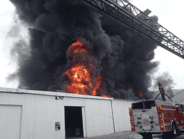 Incendio de fábrica de pinturas en San Pedro Xalostoc, Ecatepec