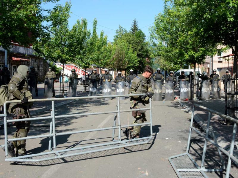 Tras enfrentamientos OTAN desplegará más fuerzas en Kosovo